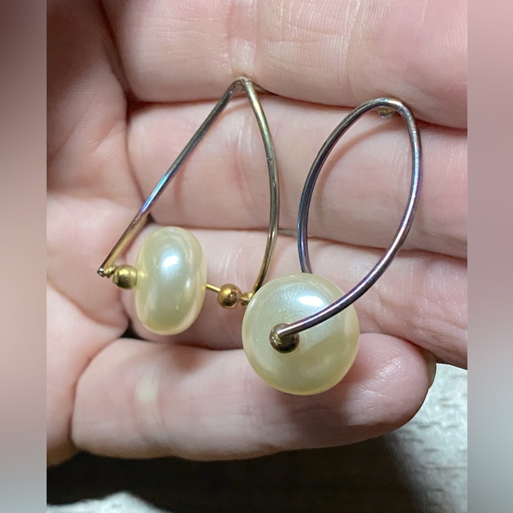 🕸️ Vintage Teardrop Earrings with Golden Accents and Radiant Pearls